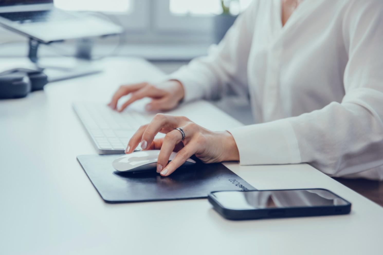 Praktische SEO-Analyse Arbeit am Computer