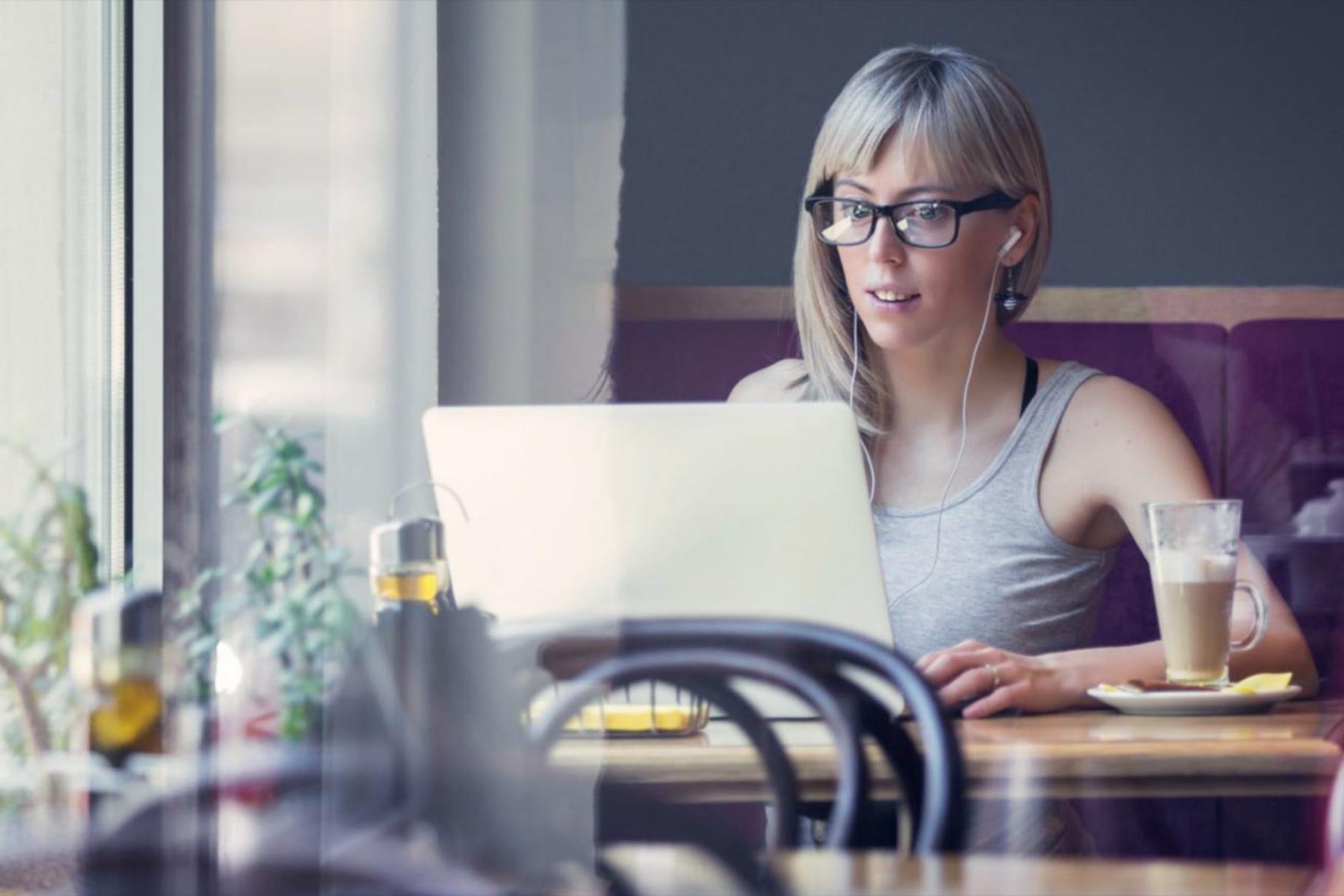 Modernes Bürogebäude für digitale Bildungsangebote