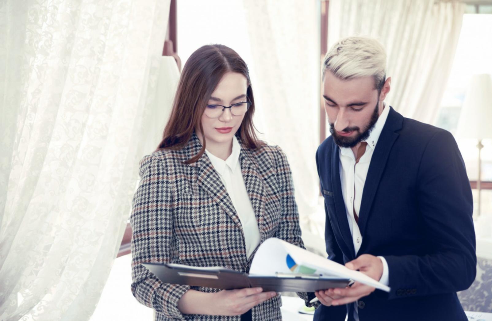 Teilnehmer bei einer SEO-Analytics-Schulung mit Laptop und Analysetools